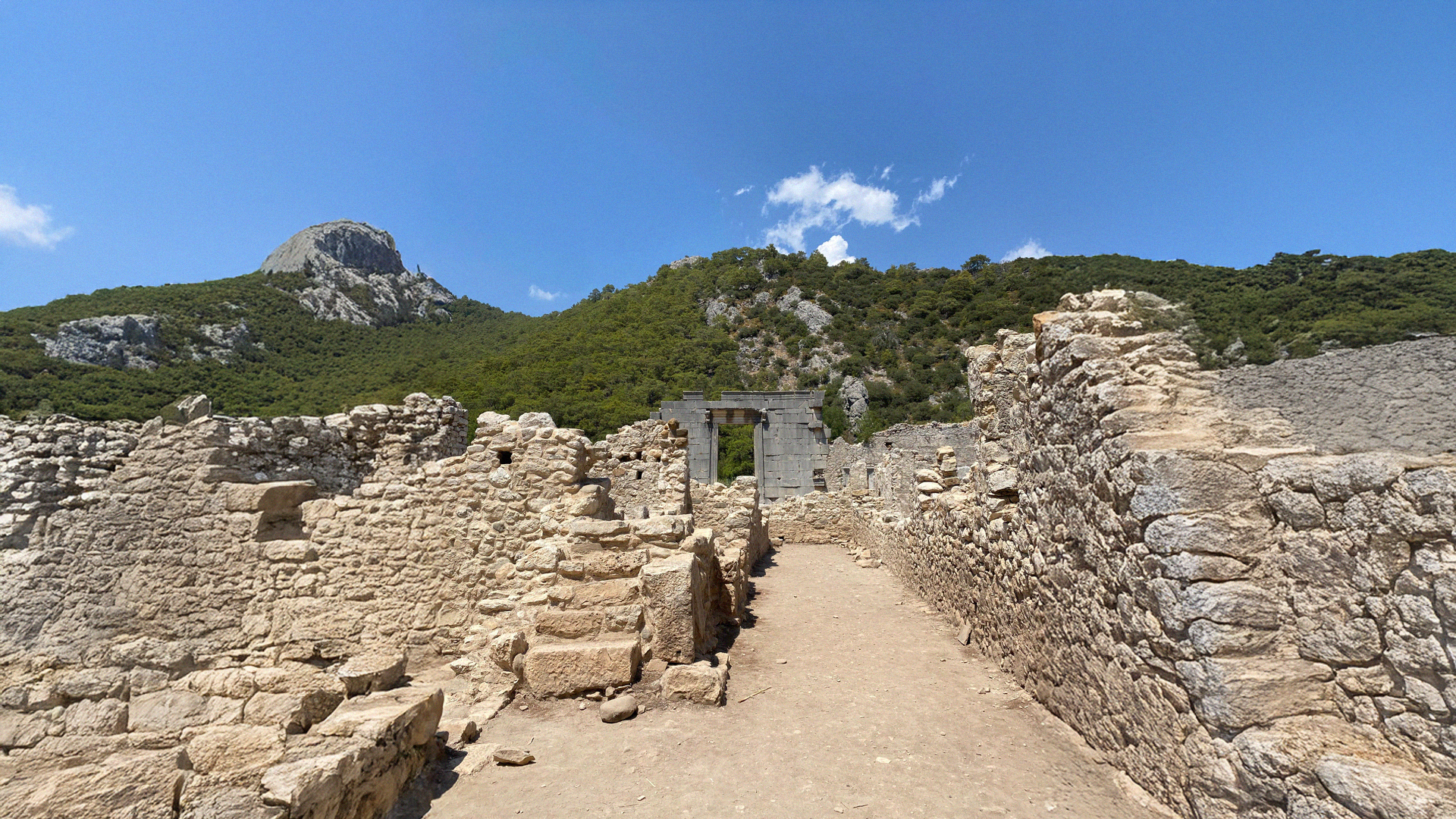 Olympos Antik Kenti: Tarih ve Doğanın Kucaklaştığı Gizemli Cennet