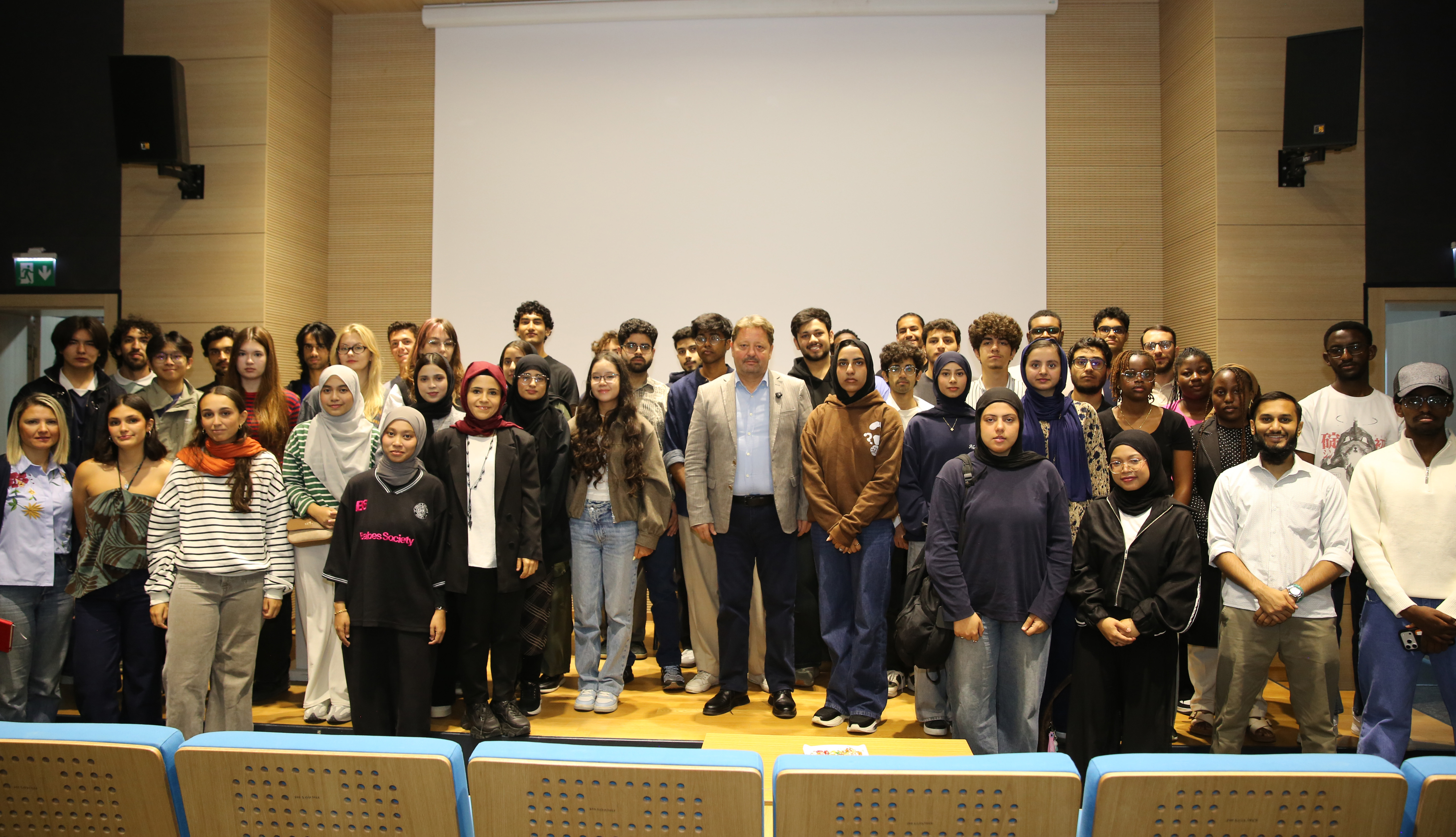Rektör Yılmaz Oryantasyonda Uluslararası Öğrencilerle Buluştu